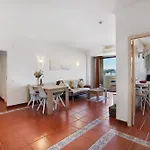 Oura Cozy Apartman *